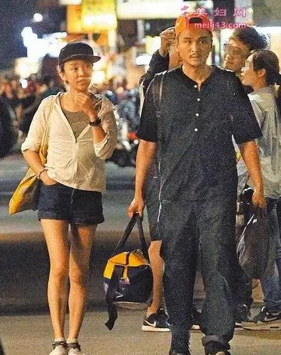 陈意涵与出轨男友和好 甜蜜约会吃街头小吃