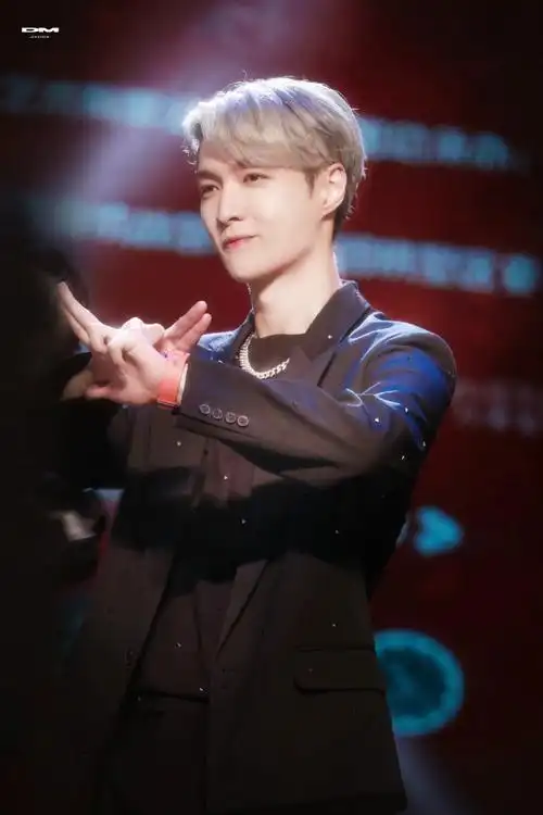 张艺兴秋日三宫格随拍