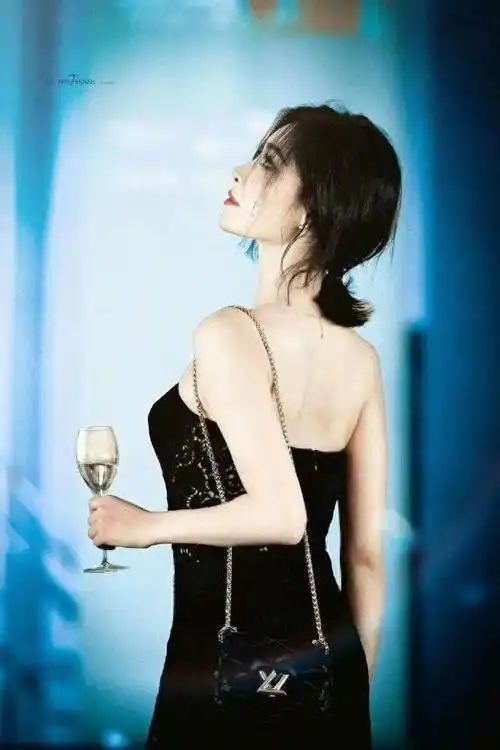 许佳琪太冷艳了,一袭抹胸黑色礼裙看起来时尚优雅不失青春