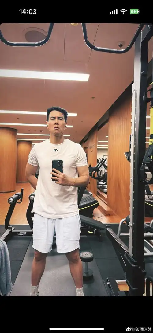 彭于晏是懂自拍的,可以看得出健身很到位,满头大汗不说,五张照片三张