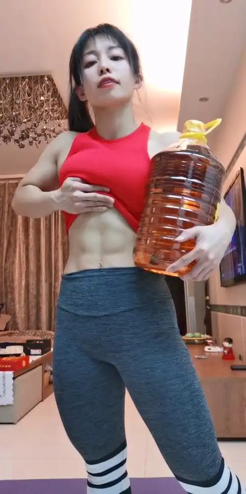 油桶当玩具的六块腹肌女汉子