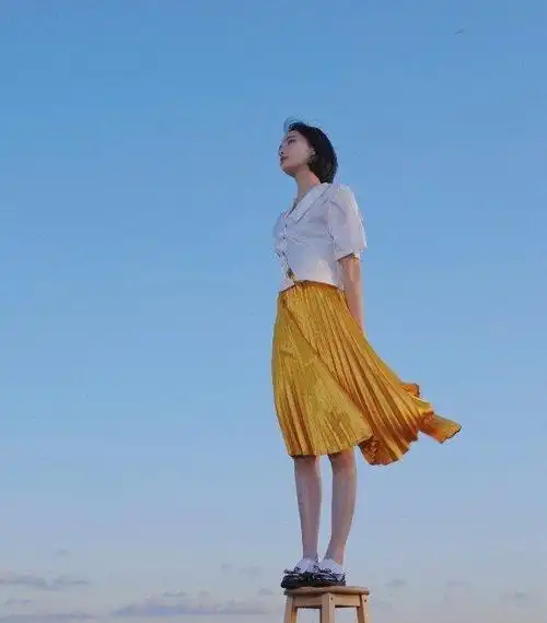 简单的紫色t恤许佳琪搭配一条西装裤时尚个性又帅又美