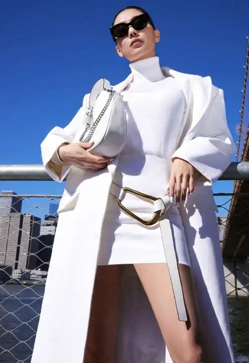 王霏霏马尾白色西装气场##王霏霏时装周看秀状态