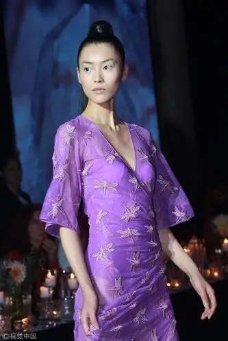 刘雯穿透视装走秀 凸显好身材性感爆棚