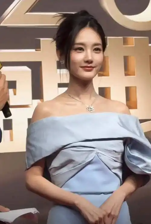 李一桐的面部平整度都可以拿去做模版了_肌肉_明星里_健身