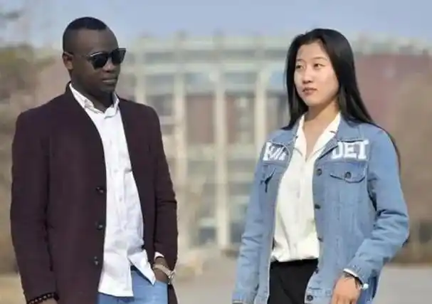 在中国的繁华都市广州,一名年轻的中国女子在街头被一名黑人男子搭讪.