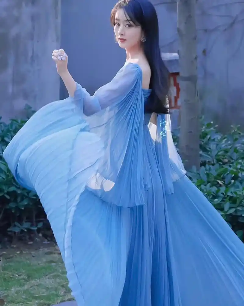 蓝色纱裙如梦似幻,仙气逼人! #赵丽颖