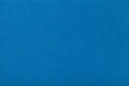 浅蓝色哑光背景的绒面革面料, 特写镜头.