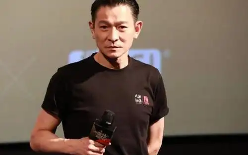 59岁刘德华状态很好,活力又帅气,背头造型展露"天王般"气场