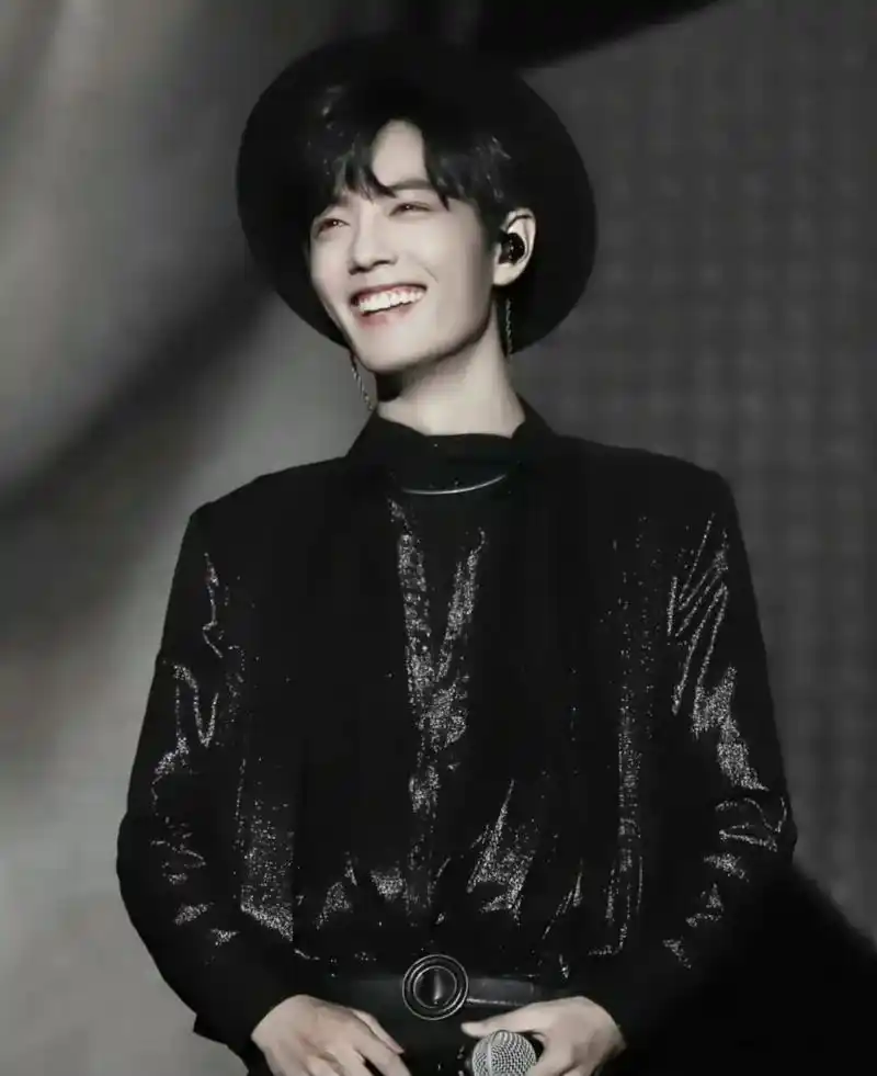 肖战一笑直接热搜霸榜三天.