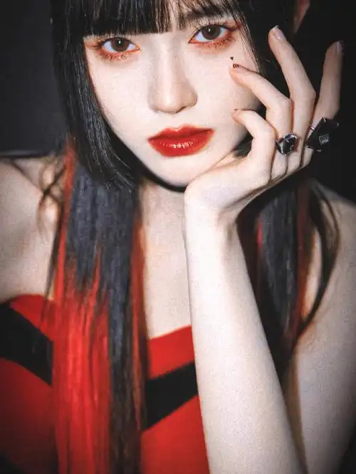 鞠婧祎红色挑染造型