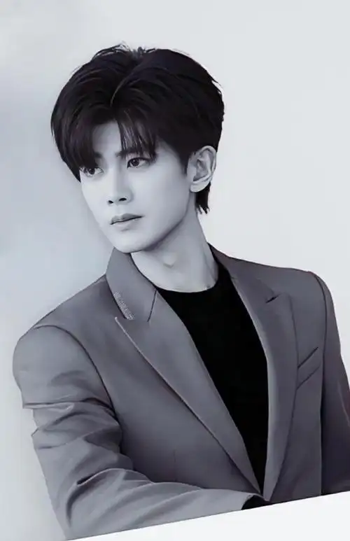 240111任嘉伦风采登陆国际时尚盛事引领潮流风暴