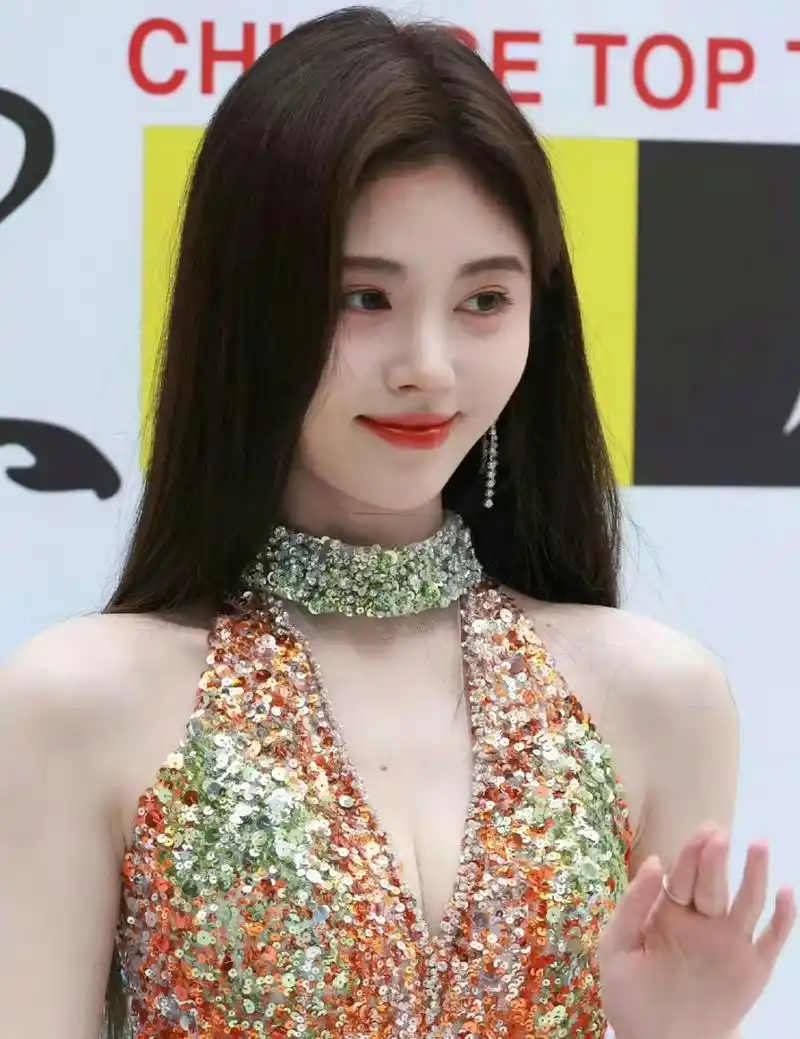 不得不说,鞠婧祎的身材真是深藏不漏,大家对她的关注点大部分都是"