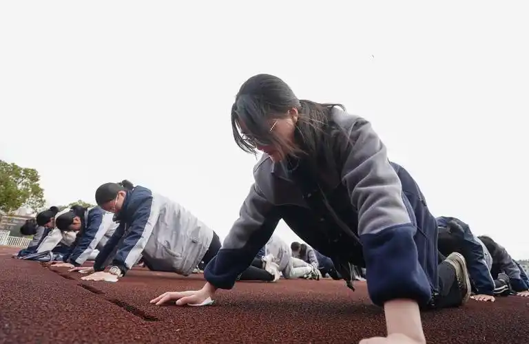 江苏锡山高中:天天一节体育课 每天锻炼一小时