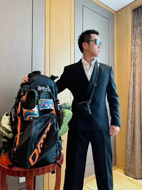 郑恺穿着西装上岛##谁给郑恺p的墨镜