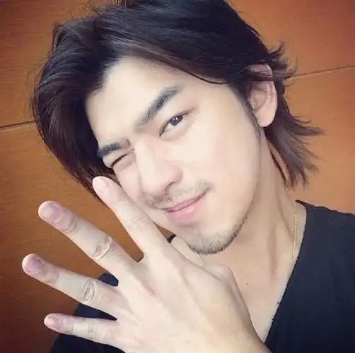 陈柏霖的招牌动作有很多,比如模仿i-d杂志封面遮一只眼