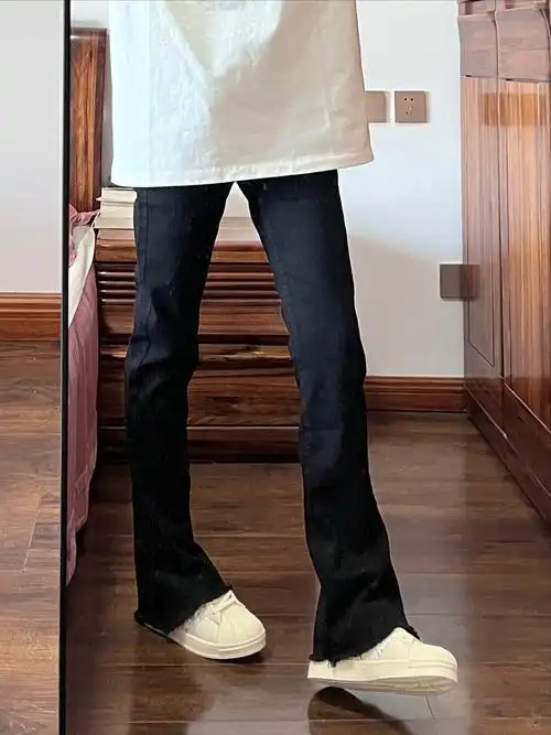 小白板鞋搭微喇牛仔裤穿起来就是帅呀!