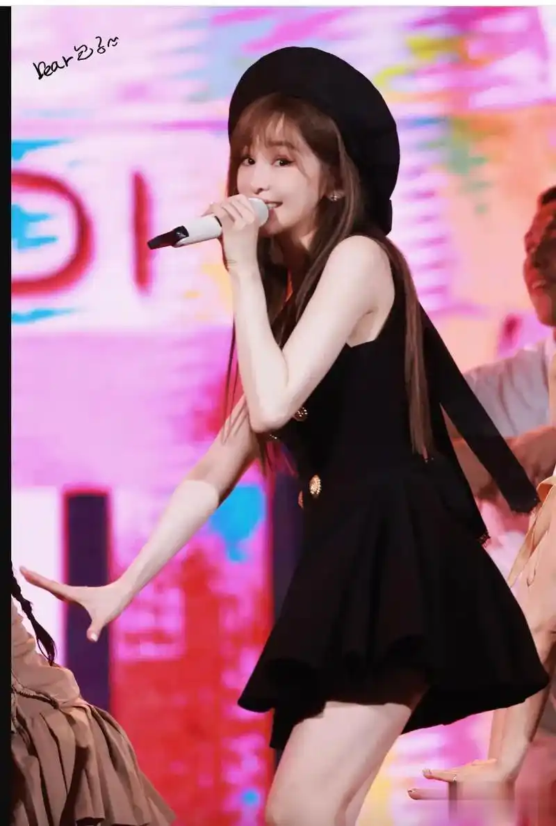 41岁王心凌现状:大眼睛下雨天逛故宫,网友争着给她撑伞