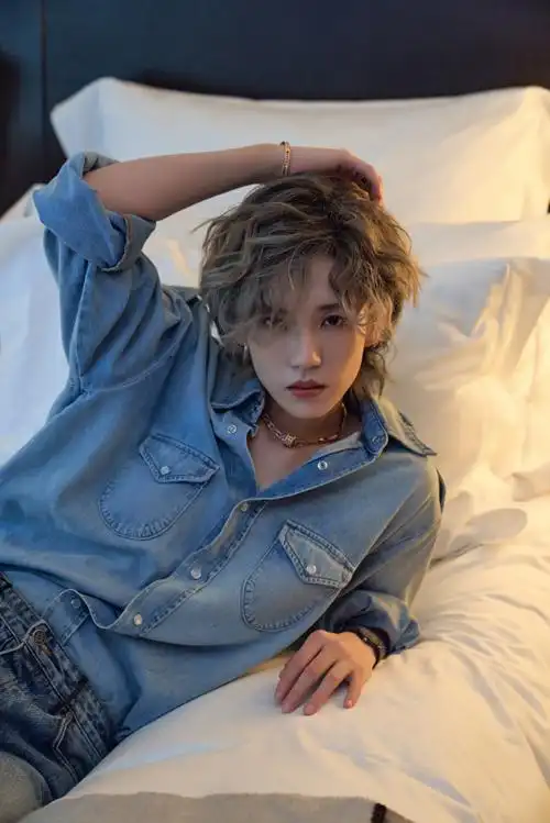 陆柯燃卷发牛仔衣造型##宝格丽王者荣耀##王者宝格丽发布盛典