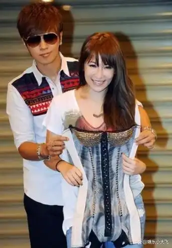 44岁萧亚轩10亿身家19年交往17个男朋友如今样貌大变不敢认