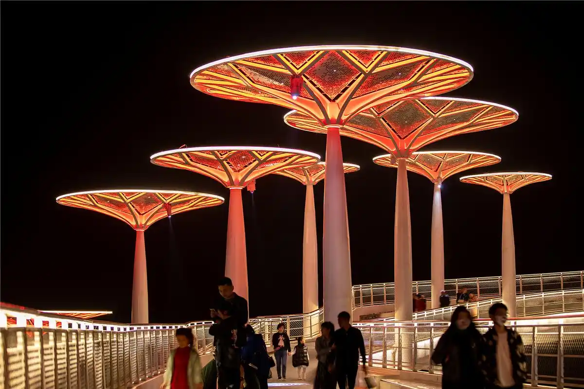 这里是彭州市蒙阳镇的网红天桥,夜幕降临,华灯初上,五颜六色,非常漂亮