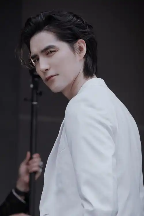 喜欢阿云嘎这几张照片,因为他是真实的一个人,会有皱纹,会有毛孔,完全