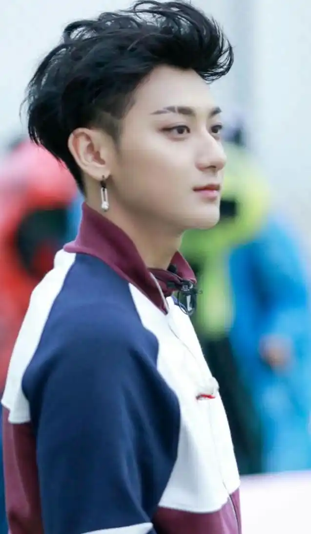 黄子韬惊现颜值巅峰,断眉妆的他变身时尚达人超惊艳