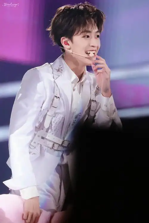 何洛洛在舞台上魅力炸场,甜酷风格切换自如_高清图集_新浪网