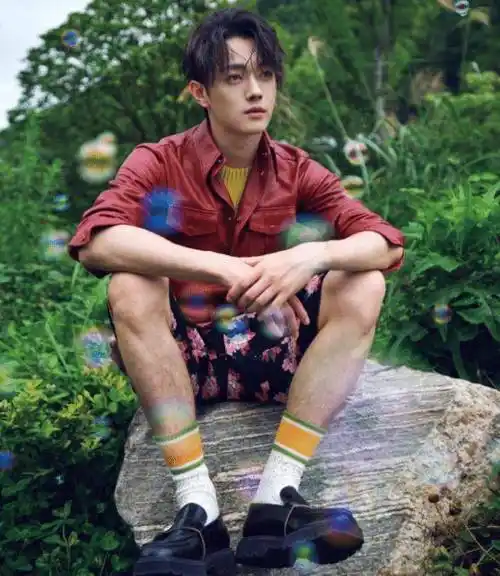 许凯新剧太上头,穿花衬衣清俊有型,"眼神杀"太绝了_look_时尚_黑色