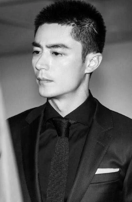 剪去多余的头发,霍建华的眉眼优势更加突出.