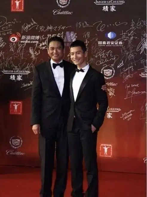 当不到180的周润发撞上净身高179的黄晓明,说谎的那位真是好尴尬