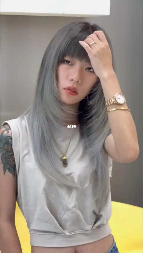 慵懒蓬松不仅显发量,还可以让整体发型充满活力~~完全不老气,充满浪漫