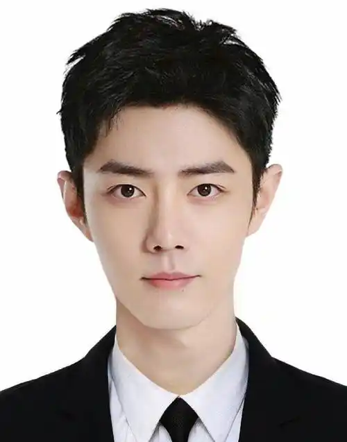 在粉丝们制作的证件照中,肖战的五官清晰可见,但帅气依旧不减.