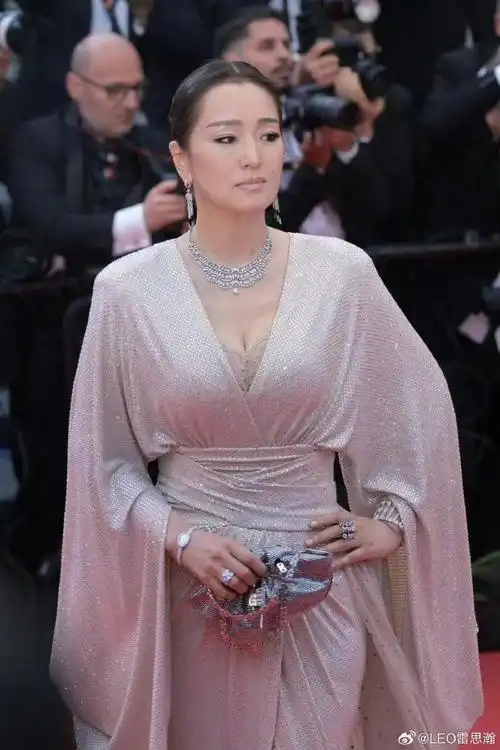 leoinfashion#巩皇的地位依旧坚不可摧  巩俐再次出战24#戛纳红毯#以