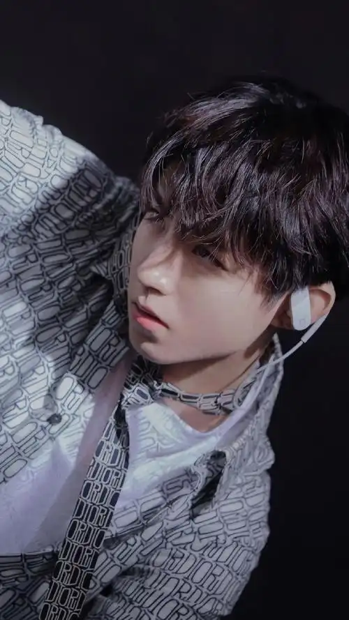 王俊凯帅气写真手机壁纸-明星-手机壁纸下载-美桌网