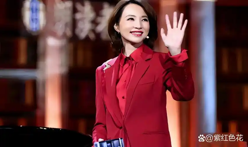 董卿年轻时候的照片背景虽然有些模糊,但依稀可见这是一个室内环境