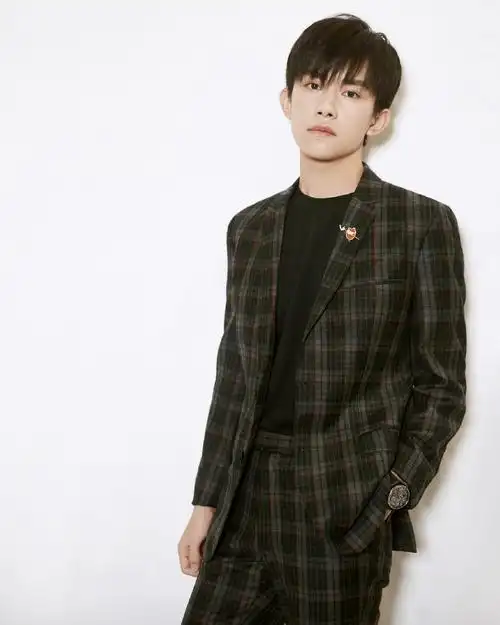 tfboys易烊千玺艳势番之新青年活动照图片