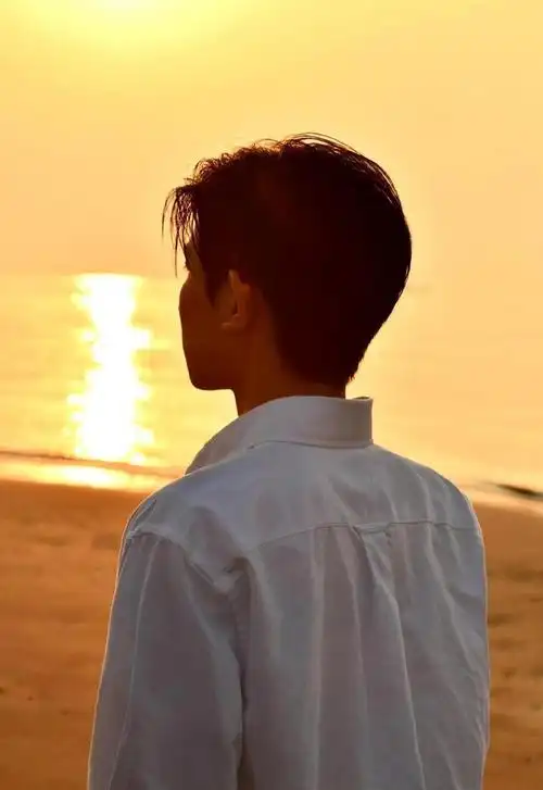 240204王源背影照成经典粉丝狂赞