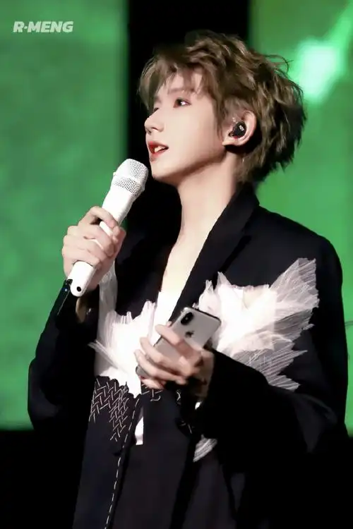 王源出席qq音乐巅峰盛典