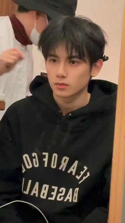 胡先煦对镜自拍live图,小胡现在真的帅的过分,拜托这谁能不心动!