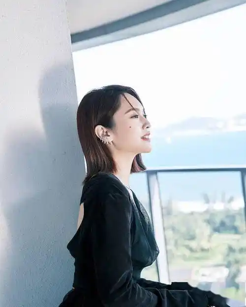 杨丞琳黑裙写真尽显雅怀清韵 温柔低眉肤白胜雪风姿秀逸_笑容_海风