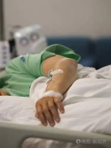 特写病人在医院病房睡生理盐水照片-正版商用图片14igql-摄图新视界