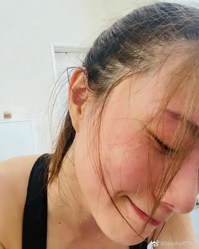 港星邓丽欣最新素颜照,粉丝们十分期待新电影《饭戏攻心》上映