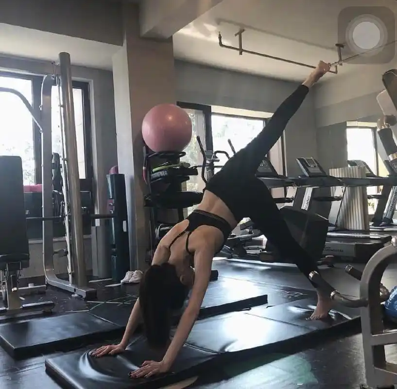 宋妍霏健身日常 马甲线太可了 果然美女们都是越美越自律