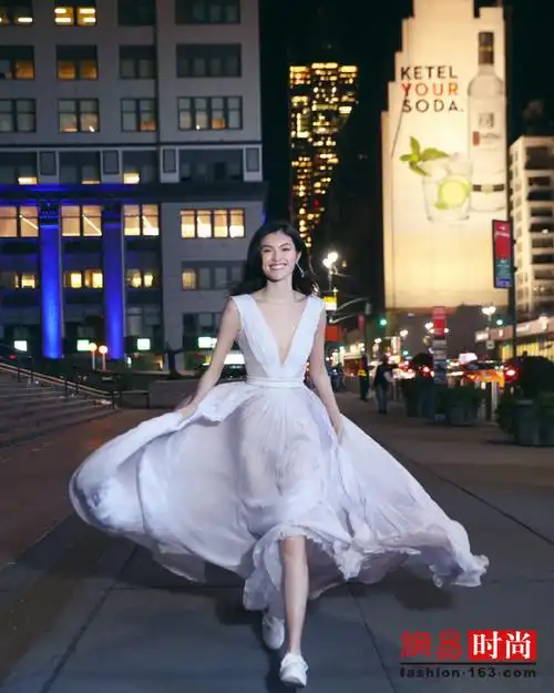 何穗一席纱裙奔跑仙气十足