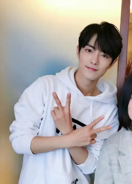 肖战壁纸超话#考古肖战#丨#肖战#    2018年3月14日 腾讯扫楼  生图好