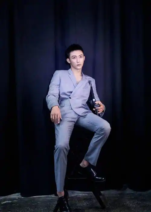 黄景瑜暴风式变瘦,修身西装穿出大码效果,气质与"宋凛"太不同_灰色