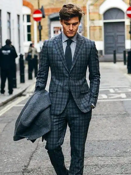 如今看看潮人街拍,你就会发现,对格纹西服驾驭得好的人都有着自身独特