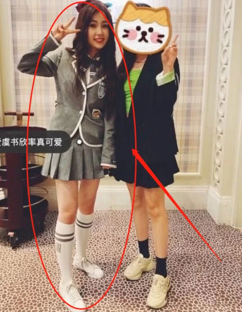 the9成员现身庆功宴,虞书欣穿制服,赵小棠的鞋子是认真的吗?