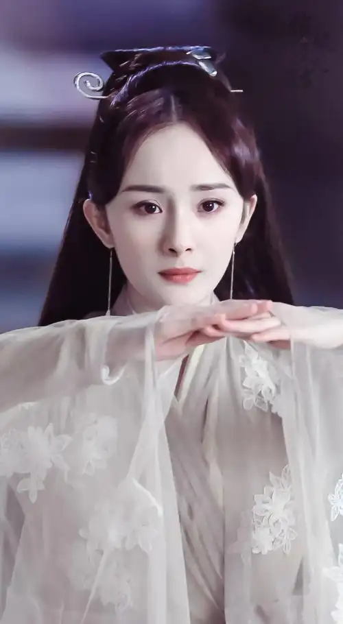 后来有缘白浅打碎了结魄灯,恢复了凡人的记忆,愤怒地冲进天宫想要自己